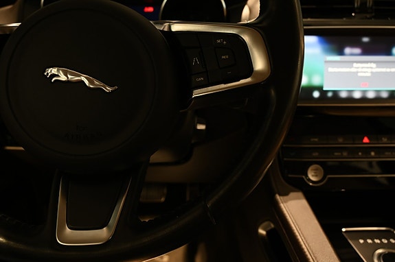 Jaguar F-PACE 18 of 27