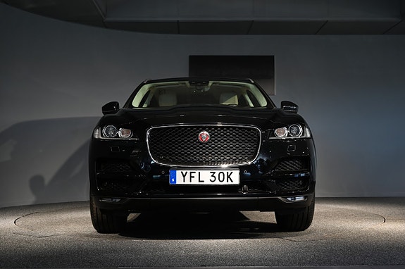 Jaguar F-PACE 9 of 27
