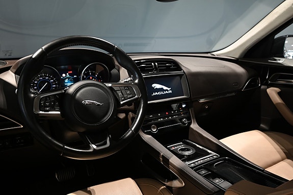 Jaguar F-PACE 11 of 27