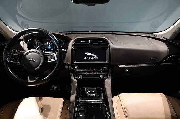 Jaguar F-PACE 15 of 27