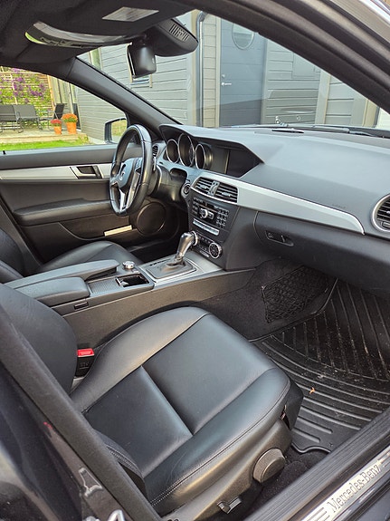 Mercedes-Benz C300 3 of 3