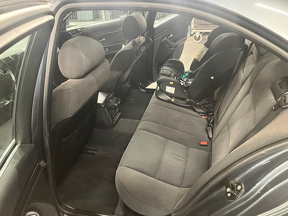 BMW 520i 5 of 7