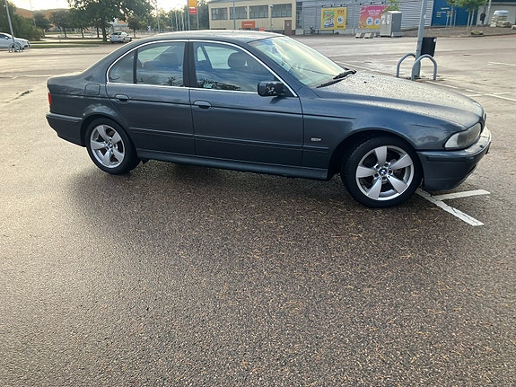 BMW 520i 3 of 7