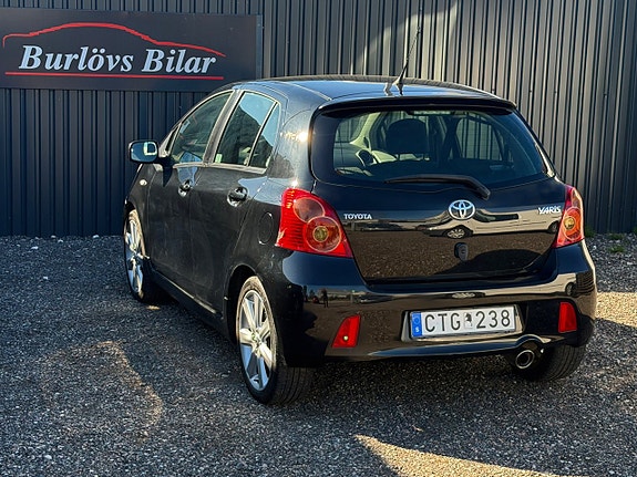 Toyota Yaris 7 of 9