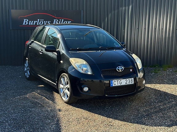 Toyota Yaris 3 of 9