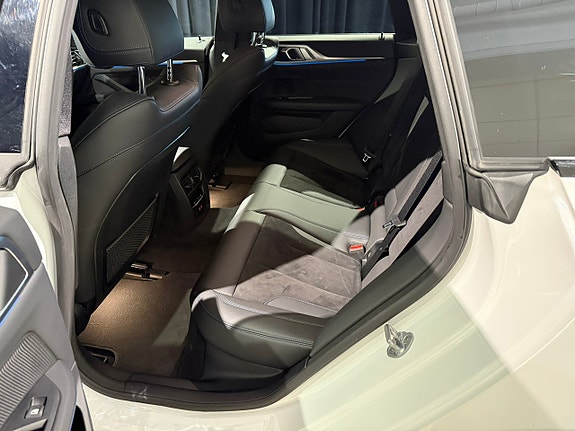 BMW i4 16 of 19