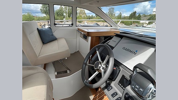 Nimbus 305 Coupe 9 of 17