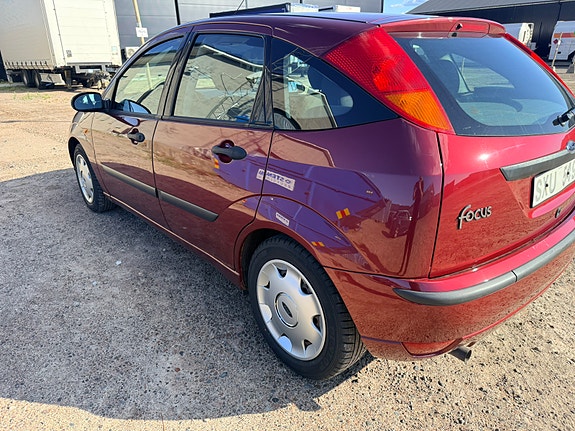 Ford Focus 2 of 6