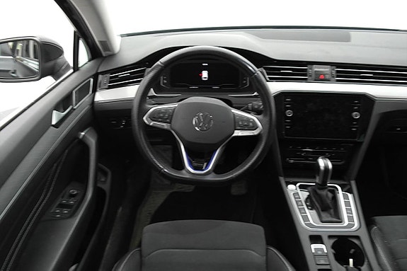 Volkswagen Passat 9 of 25