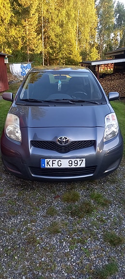 Toyota Yaris 2 of 5