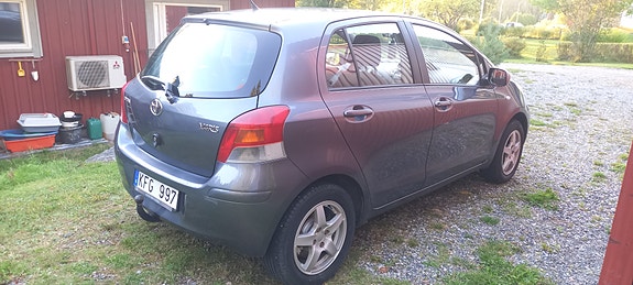 Toyota Yaris 3 of 5