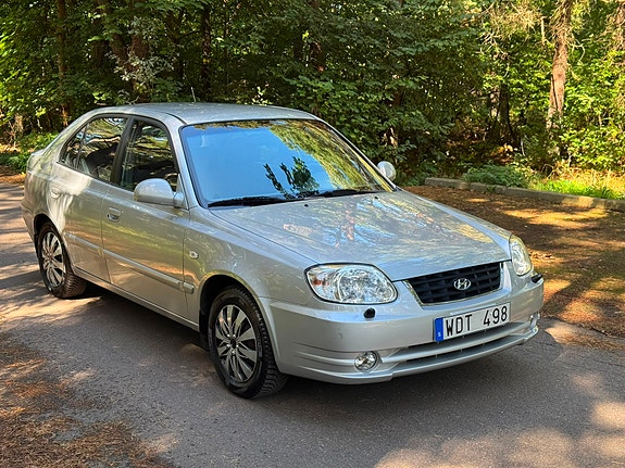 Hyundai Accent 2 of 7