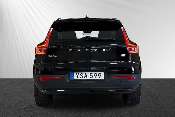 Volvo XC40 2 of 9
