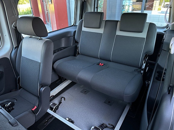 Volkswagen Caddy Maxi 16 of 26