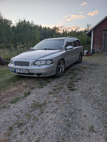 Volvo V70 2 of 6