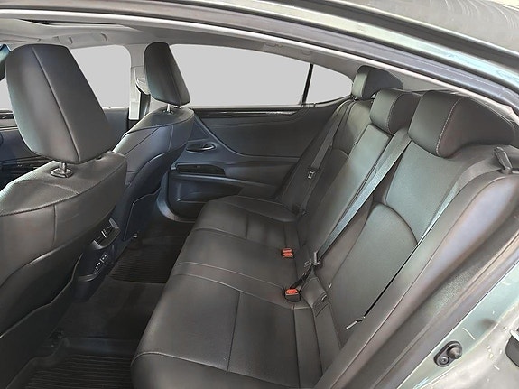 Lexus ES300h 7 of 17