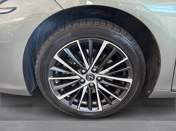 Lexus ES300h 11 of 17