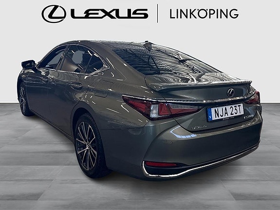 Lexus ES300h 2 of 17