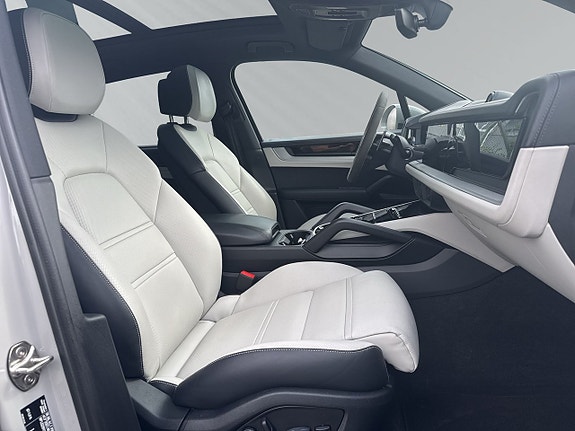 Porsche Cayenne 14 of 30