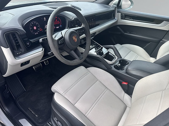 Porsche Cayenne 11 of 30