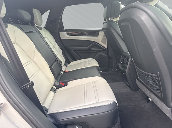 Porsche Cayenne 16 of 30