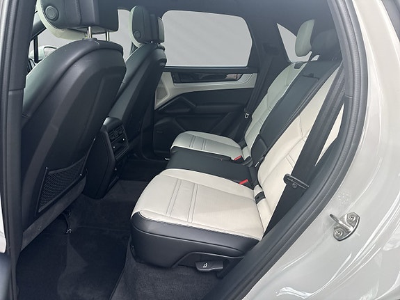 Porsche Cayenne 15 of 30