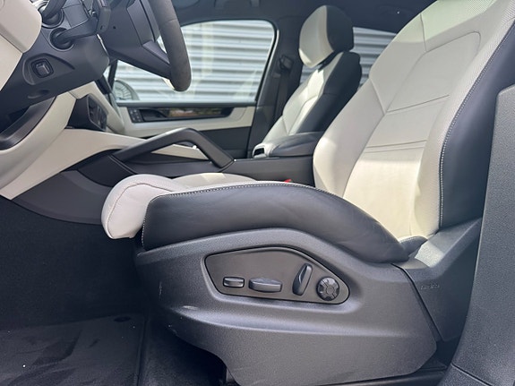Porsche Cayenne 18 of 30