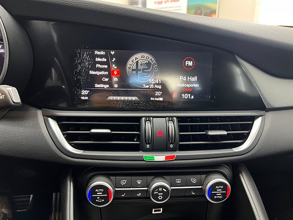 Alfa Romeo Giulia 21 of 30