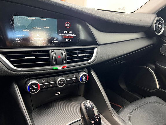 Alfa Romeo Giulia 17 of 30