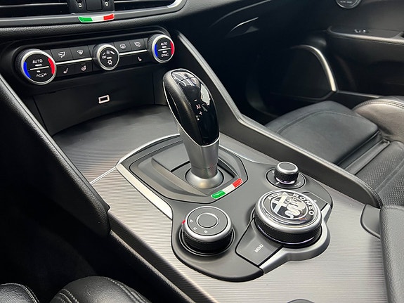 Alfa Romeo Giulia 23 of 30