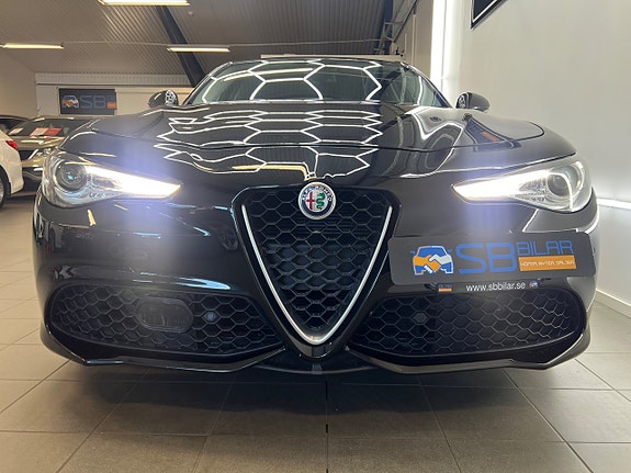 Alfa Romeo Giulia 7 of 30
