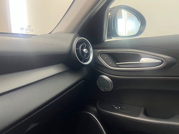 Alfa Romeo Giulia 18 of 30