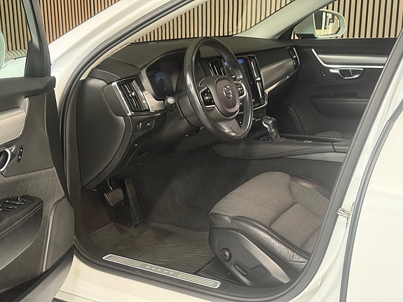 Volvo V90 10 of 30