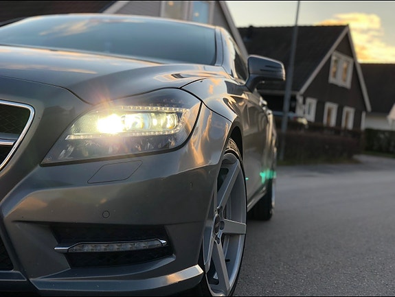 Mercedes-Benz CLS350 2 of 6