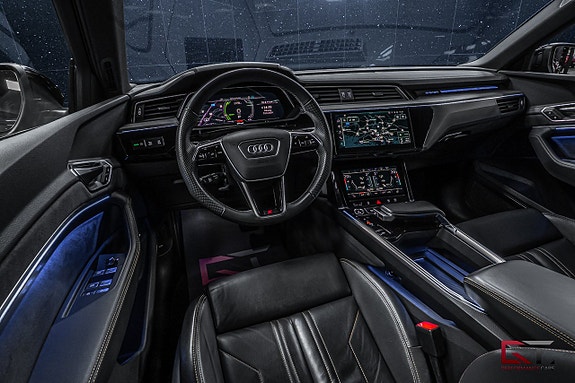 Audi e-tron 10 of 21