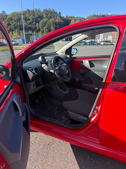 Toyota Aygo 8 of 12