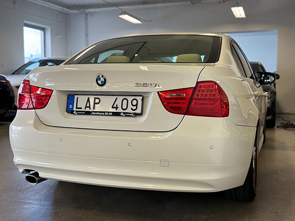 BMW 320i 9 of 13