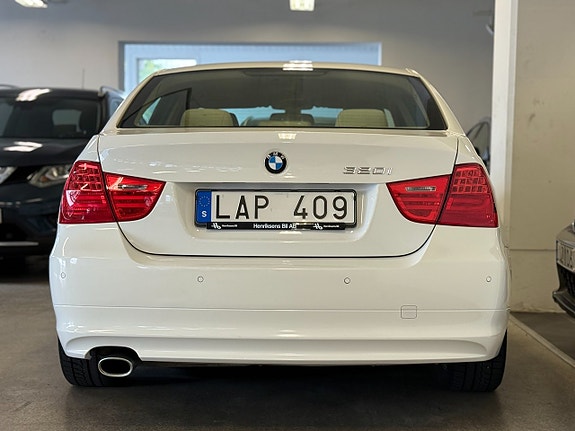 BMW 320i 8 of 13