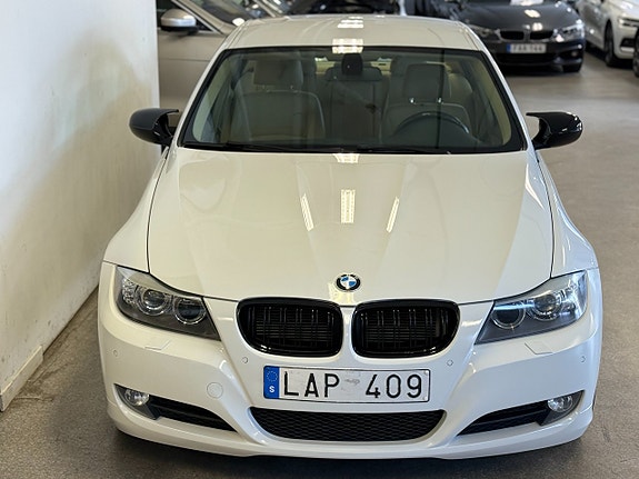 BMW 320i 3 of 13