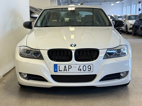 BMW 320i 4 of 13