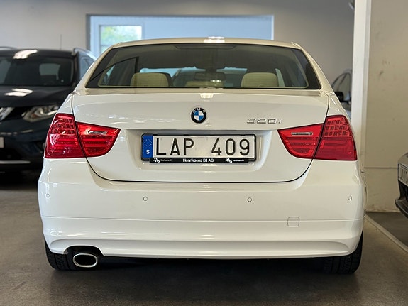 BMW 320i 7 of 13