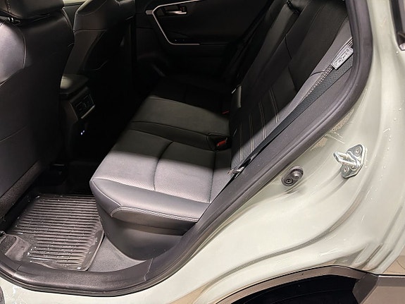 Toyota RAV4 7 of 15