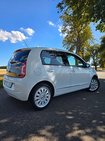 Volkswagen UP! 2 of 5