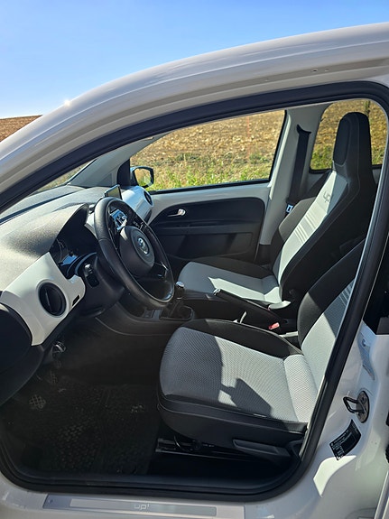 Volkswagen UP! 4 of 5