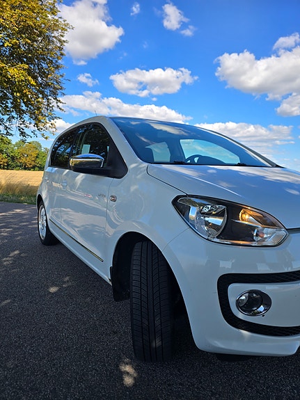 Volkswagen UP! 3 of 5