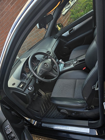Mercedes-Benz C200 7 of 13