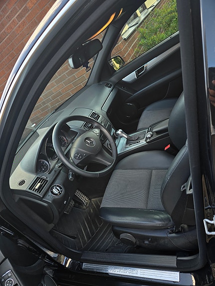 Mercedes-Benz C200 6 of 13