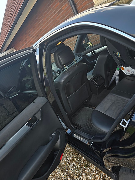 Mercedes-Benz C200 8 of 13