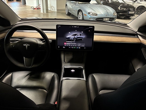 Tesla Model 3 11 of 18