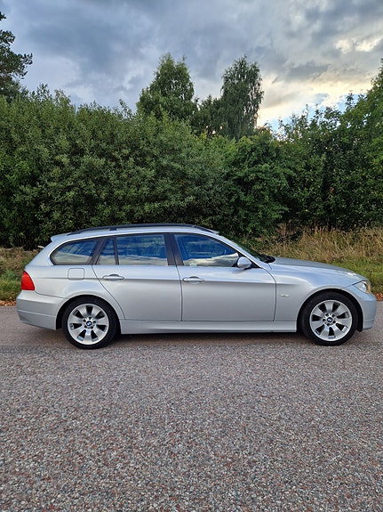 BMW 325Xi 2 of 10